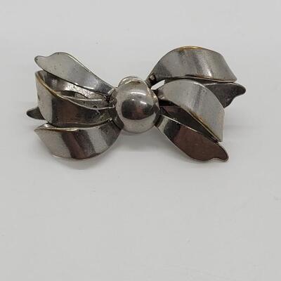 Lot 75: Two Sterling rings, ART brooch and a silvertone bow pin