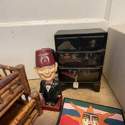 Assorted decorative pieces