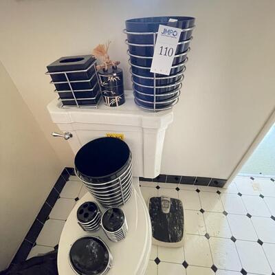 Bathroom accessories set