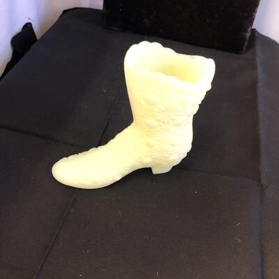 Fenton custard satin glass 4” boot