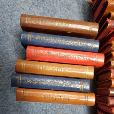 Boxed Set of Shakespeare Miniatures   Leather Bound