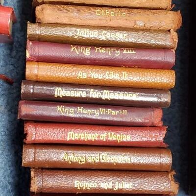 Boxed Set of Shakespeare Miniatures   Leather Bound