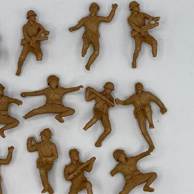 Vintage Marx "Casualty of War" Army Men - Lot of 18