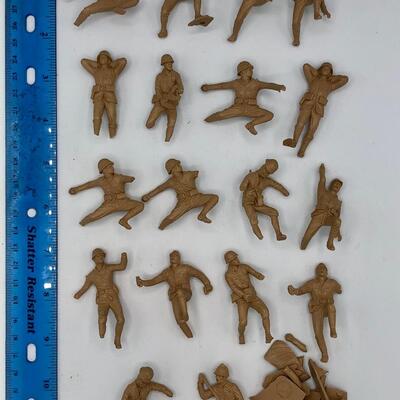 Vintage Marx "Casualty of War" Army Men - Lot of 18