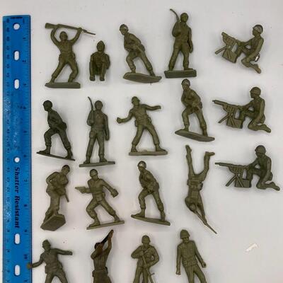 Vintage Marx Army Men (lot of 19)