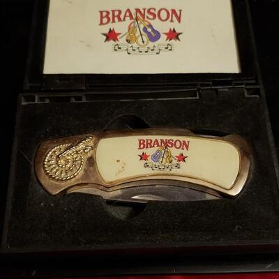Well made pocket knife in box 