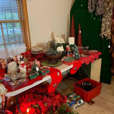 Lot 47: More Christmas items 
