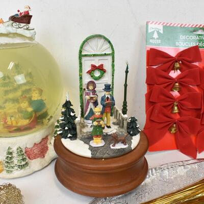 7 Piece Christmas Decor, Snow Globe, Santa Statue, Wreath