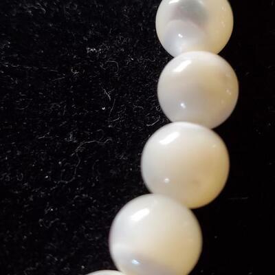 Vintage White Glass Bead opalescent Necklace 