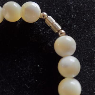 Vintage White Glass Bead opalescent Necklace 