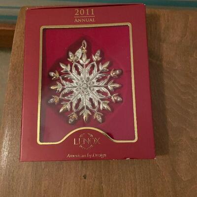 LENOX 2011 CHRISTMAS ORNAMENT. BUY IT NOW $12
