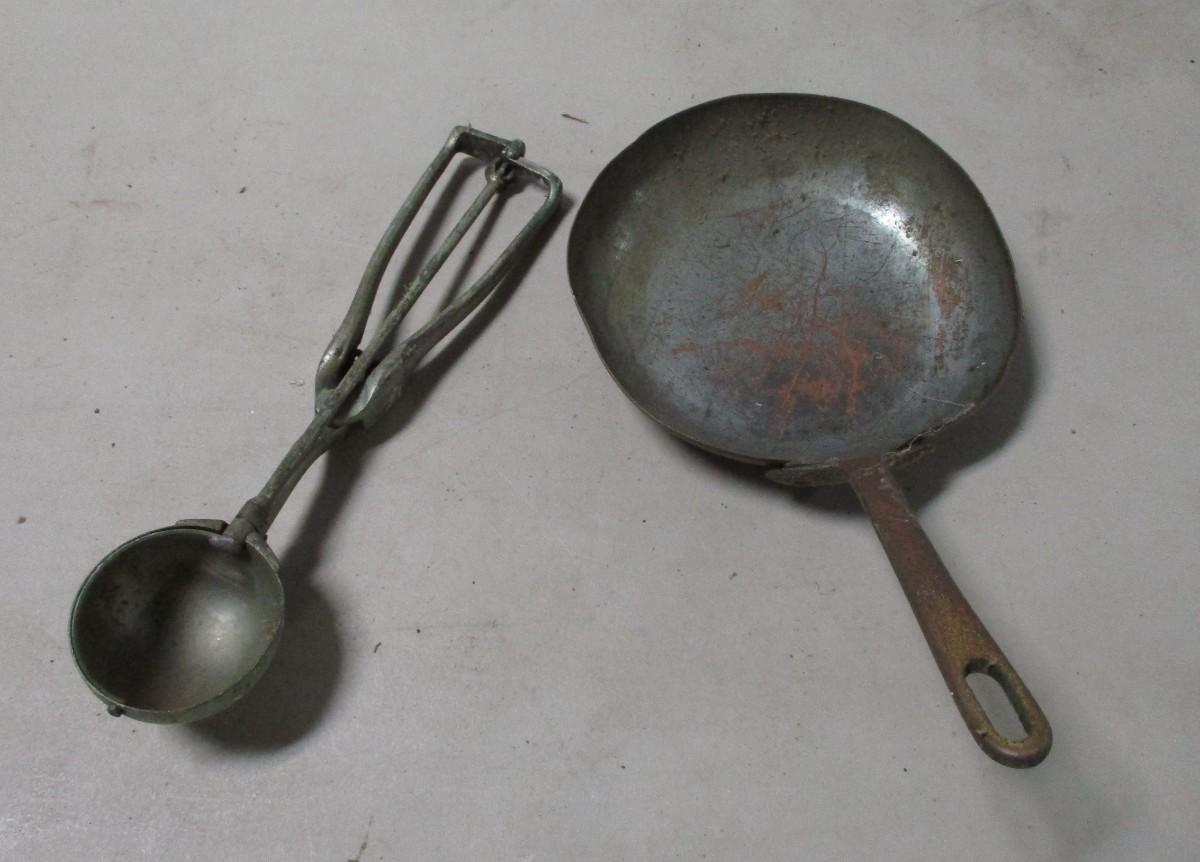 Vintage Kitchen Pan & Ice Cream Scoop | EstateSales.org