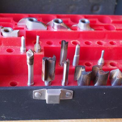 Lot 25 Craftman Router and Bits