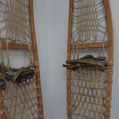 LOT 752 VINTAGE SNOW SHOES