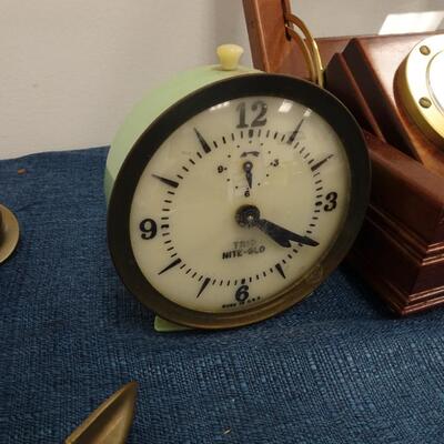 LOT 763. HOME DECOR AND CLOCK