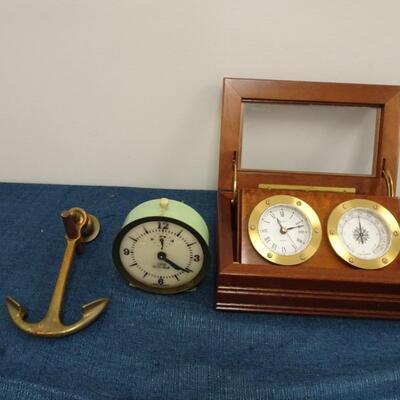 LOT 763. HOME DECOR AND CLOCK