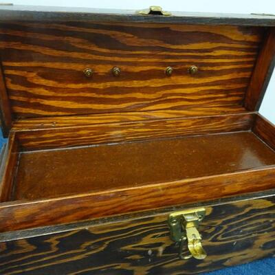 LOT 764  WOOD BOX AND DUCK DECOR