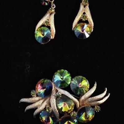 LOT 55 BROOCH AND MATCHING EAR RINGS 