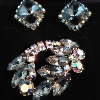 LOT 57 BLACK RHINESTONE NECKLACE, BROOCH AND EAR RINGS 