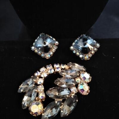 LOT 57 BLACK RHINESTONE NECKLACE, BROOCH AND EAR RINGS 
