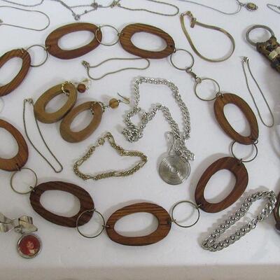 Large Lot of Jewelry, Necklaces, Bracelets, Pin