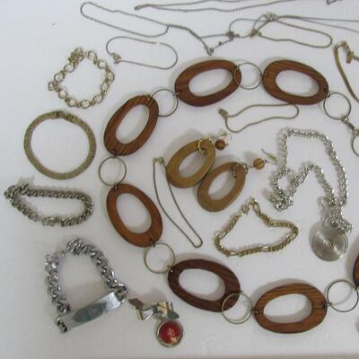 Large Lot of Jewelry, Necklaces, Bracelets, Pin