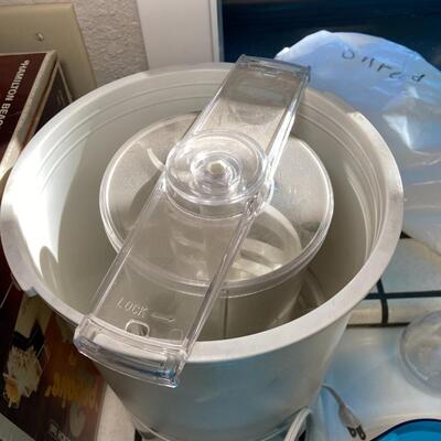 Lot 79:  Small kitchen appliances