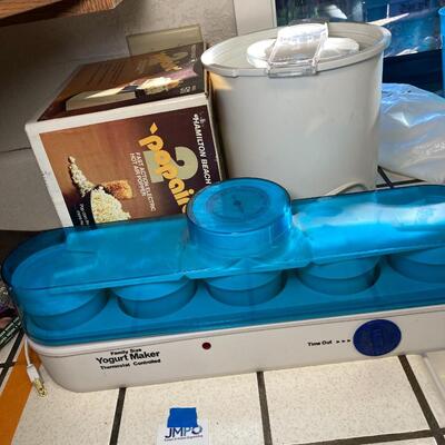 Lot 79:  Small kitchen appliances