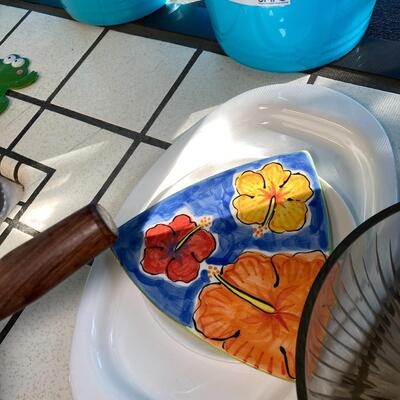 Lot 78: Housewares and linens