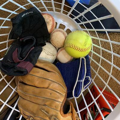 Lot 105: Sporting goods