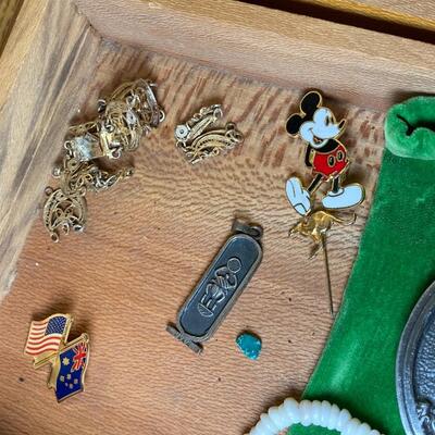 Lot 61:  Men's jewelry