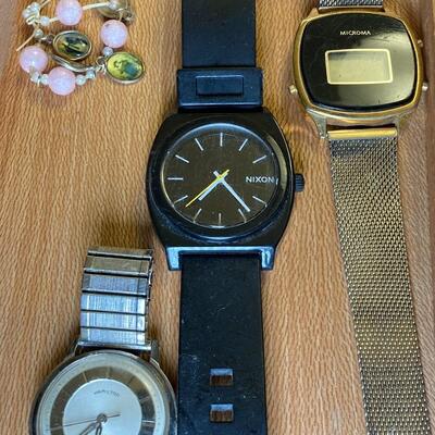 Lot 61:  Men's jewelry