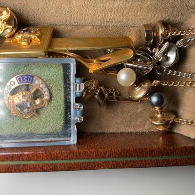 Lot 61:  Men's jewelry