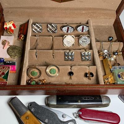 Lot 61:  Men's jewelry