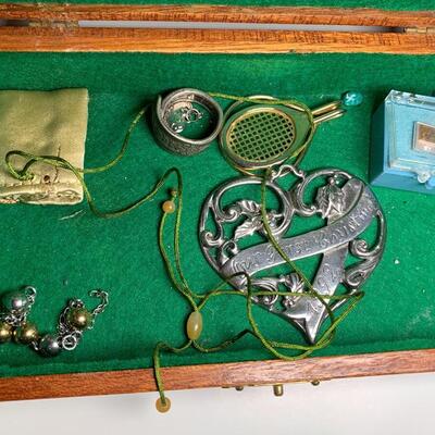 Lot 61:  Men's jewelry