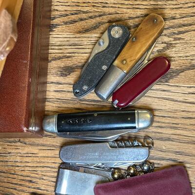 Lot 61:  Men's jewelry