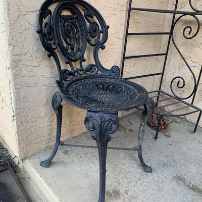 Lot 119:  patio furniture