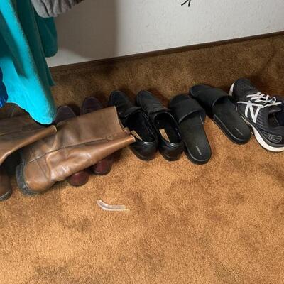 Lot 98: Men's Shoes and boots Size 13