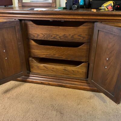 Lot 01:  Dresser