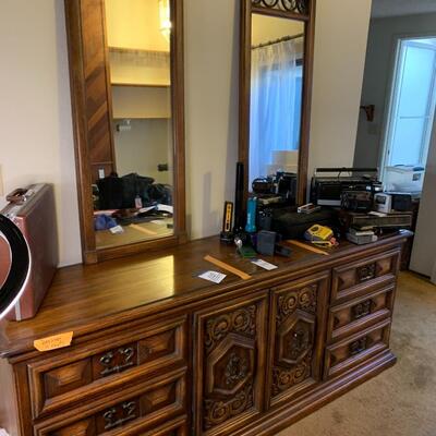 Lot 01:  Dresser