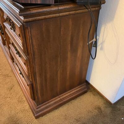Lot 01:  Dresser