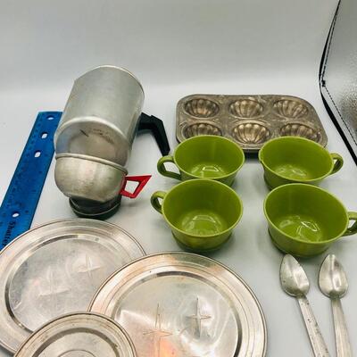 Vintage Childrenâ€™s Play Dish Set