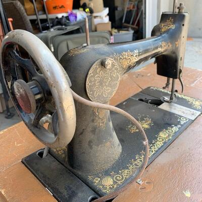 #1 Vintage 1921 Singer Sewing Machine & Desk