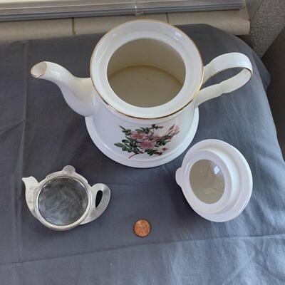 #51 Meritage Tea Pot & Tea Strainer