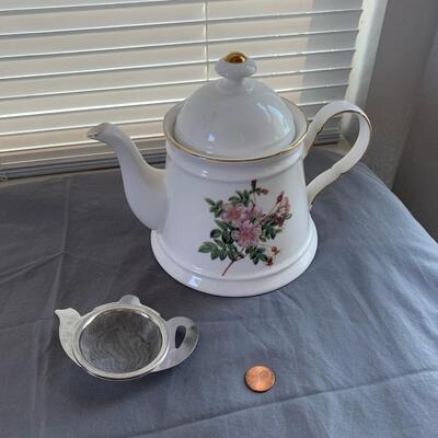 #51 Meritage Tea Pot & Tea Strainer