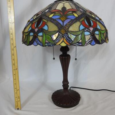 Tiffany style stained glass table lamp