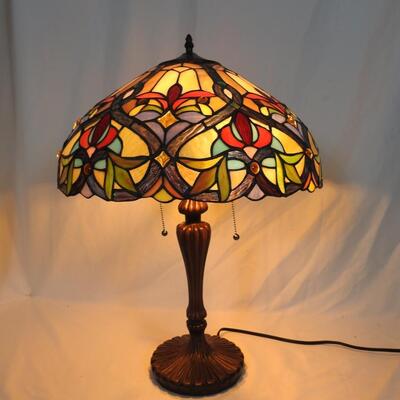Tiffany style stained glass table lamp