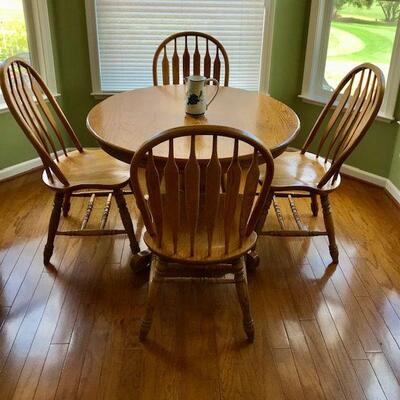 Round Oak Dining Table With Four Chairs and Leaf