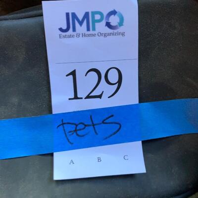 Lot 129: Pet items