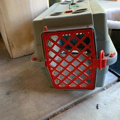 Lot 129: Pet items